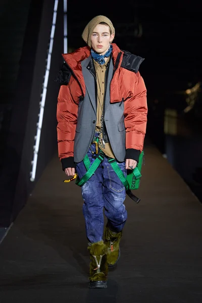 Look 32